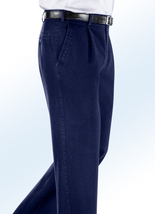 Jeans - Järnfria jeans med dekorativ etikett i 3 färger, i storlek 024 till 062, i färg MÖRKBLÅ Utsikt 1