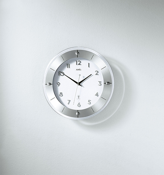 Klockor - Högkvalitativ väggklocka från AMS, tillverkad av facetterat mineralglas, i färg SILVER