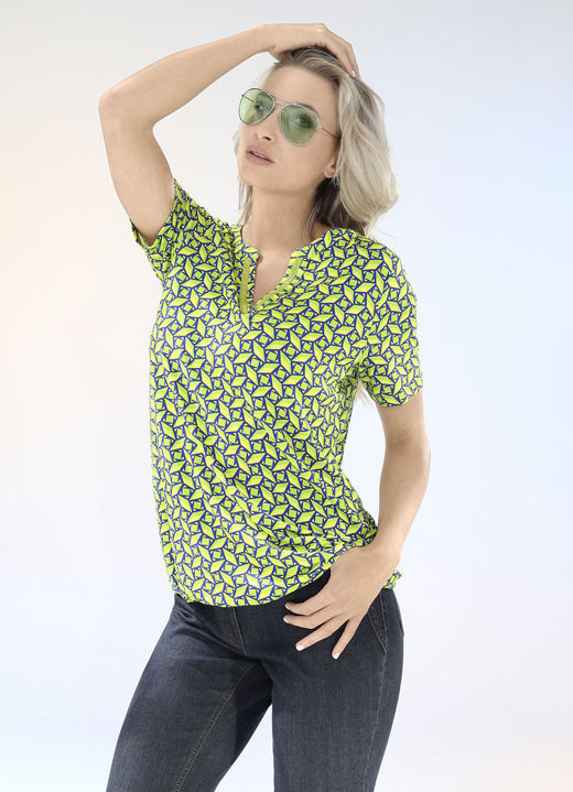 Kort ärm - Skjorta med dekorband på V-slitsen, i storlek 034 till 052, i färg GRÖN-GUL-ROYAL BLÅ