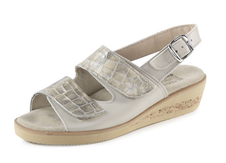 ELENA EDEN sandal gjord av nappaläder och krokodilpräglat lack