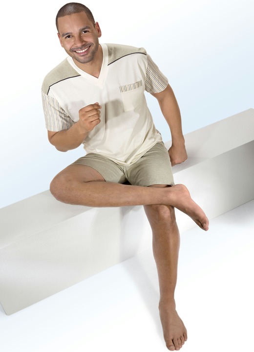 Kortärmade pyjamasar - Götting shorty med V-ringning och bröstficka, i storlek 046 till 062, i färg ECRU-RESEDA